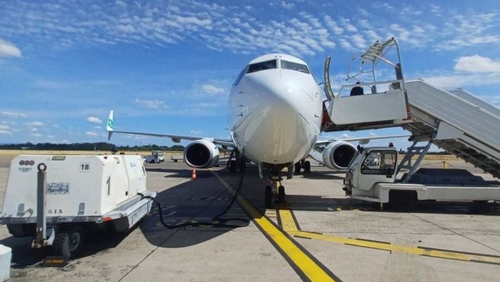 Alertă cu bombă pe aeroport! Mai mulţi europarlamentari români nu au putut coborî din aeronavă
