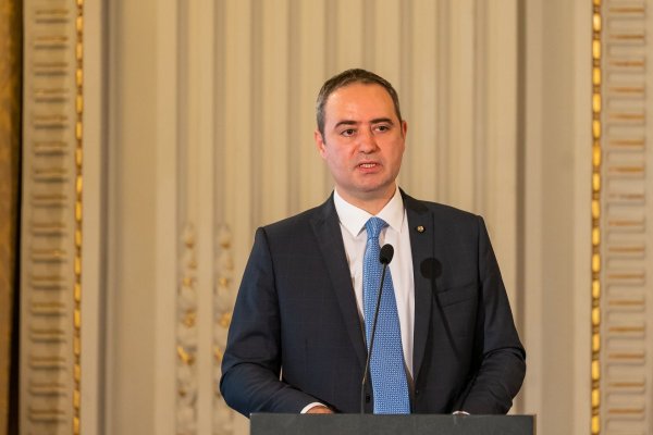 Alexandru Nazare a scos bani ca din joben, după recordul lui David Popovici. România organizează Campionatele Mondiale de înot juniori