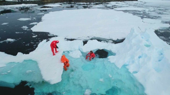 Cercetătorii izolați din Antarctica sunt în pericol, după ce au fost amenințați cu moartea de un coleg