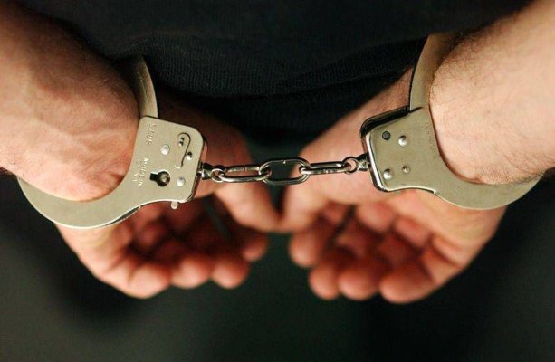 Profesor de sport din Târgovişte, arestat pentru viol. E acuzat că a întreţinut relaţii sexuale cu o elevă de 16 ani
