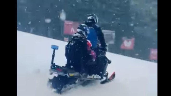 Atac de panică pe pârtia din Predeal: o femeie  și fiica sa de 8 ani, coborâte cu snowmobilul de către jandarmi! Video