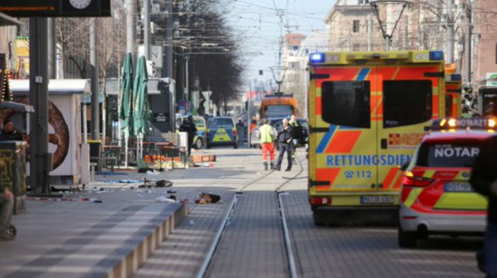 Cel puţin un mort şi mai mulţi răniţi în Germania, după ce o maşină a intrat în mulţime la Mannheim! Video