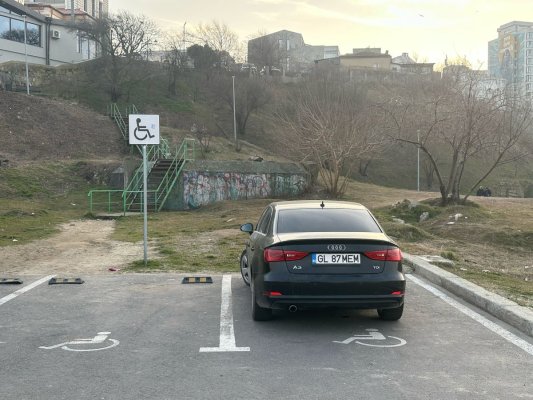 În Constanța, a devenit un obicei să se parcheze pe locul persoanelor cu dizabilități. Video