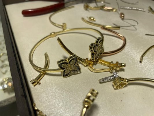 Magazine de bijuterii, prinse că vând oțel pe post de aur. Poliția Economică a întocmit dosare penale