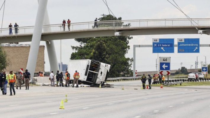 Accident dramatic în Africa de Sud: 12 oameni au murit după ce un autocar s-a răsturnat