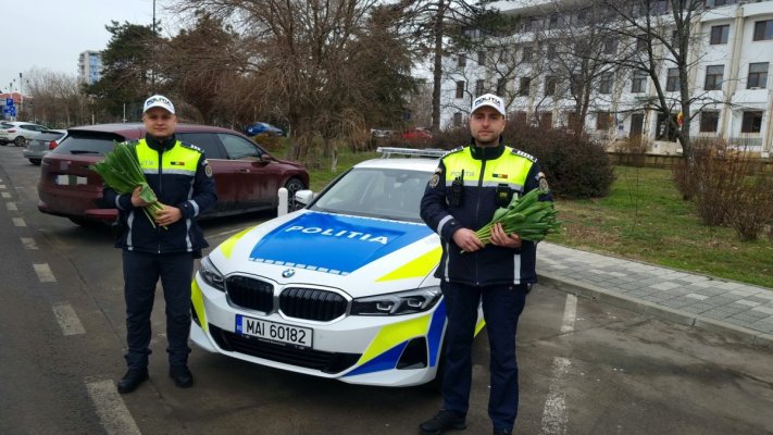 Polițiștii au împărțit flori și zâmbete în trafic. Video!