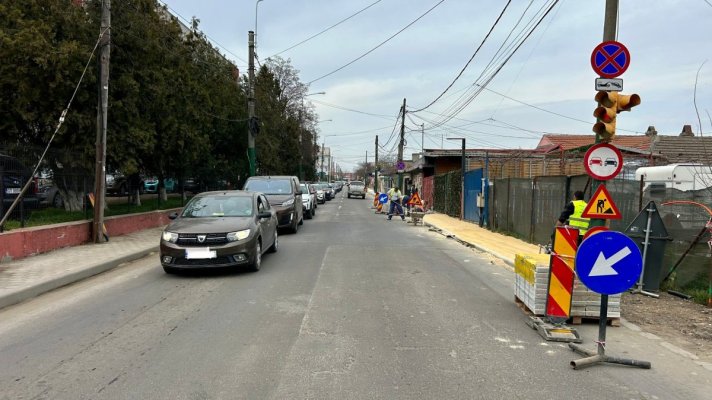 Lucrări de decopertare a carosabilului pe un tronson al străzii Baba Novac 