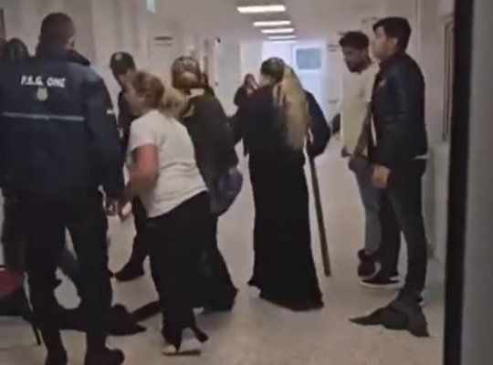 Polițiștii au intervenit, după o bătaie începută în stradă și continuată în fața medicilor. Video