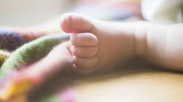 Un bebeluș aruncat în WC pentru că mama a zis că e mort, găsit în viață de paramedici