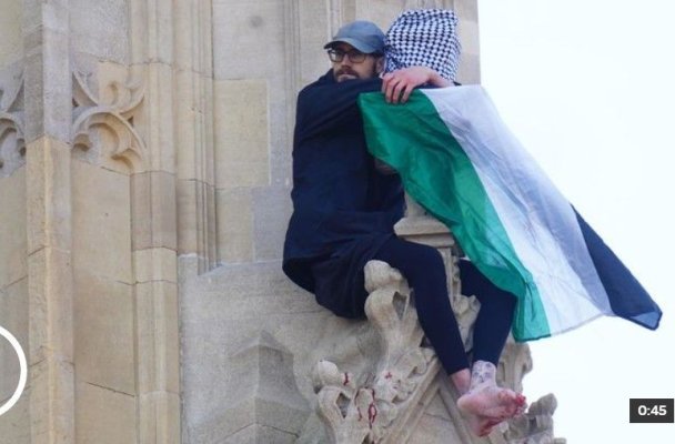 Un bărbat a urcat pe celebrul Big Ben cu un steag palestinian