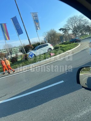 Un șofer de BMW și-a ”parcat” mașina în mijlocul giratoriului de la ieșire din Eforie Nord