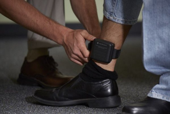 Mii de victime ale violenței domestice refuză montarea brățărilor electronice pe agresorii lor