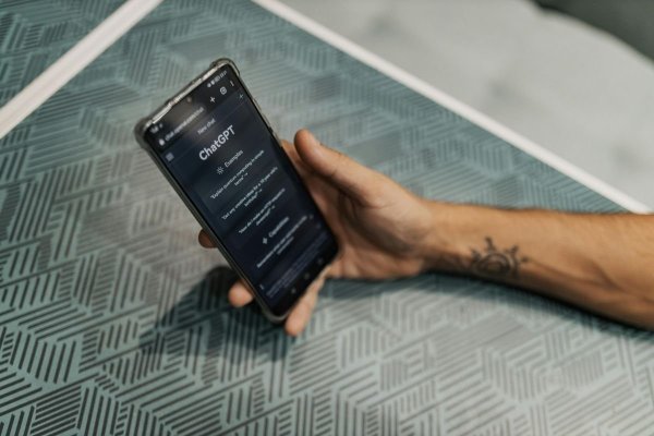 Primul caz câștigat în instanță de ChatGPT. Inteligența artificială a apărat un bărbat care primise o amendă pe nedrept