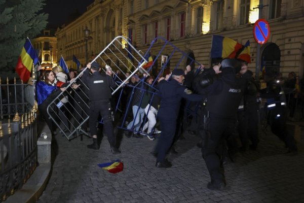 Haos în fața BEC. Centrul Vechi, luat cu asalt de instigatorii care s-au infiltrat printre protestatarii pașnici. Video