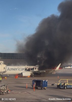Pasageri evacuați pe aripa unui avion American Airlines după ce un motor a luat foc. Video