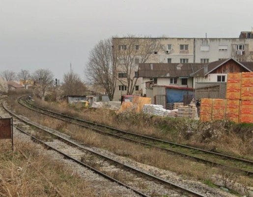 Apartamentele unui bloc din Năvodari sunt afectate de trenurile care circulă cu viteză. Vezi ce zice primăria