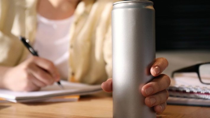 Pericolul din dozele de energizant: Cum afectează creierul tinerilor