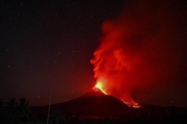 Erupție puternică a unuia dintre cei mai mari vulcani din lume: Se află pe Inelul de Foc al Pacificului. Video
