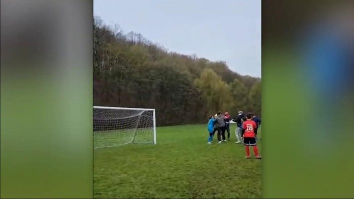 O fotbalistă de 14 ani a fost bătută de mama unui băiat din echipa adversă