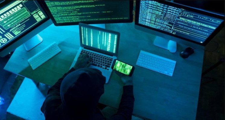 Alertă pe WhatsApp. Cum funcționează „Capcana Curierului”, noua metodă prin care hackerii golesc conturile românilor