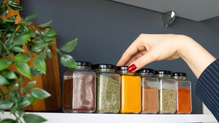 Ce termen de valabilitate au condimentele. Când expiră și cum se depozitează corect ierburile aromatice uscate