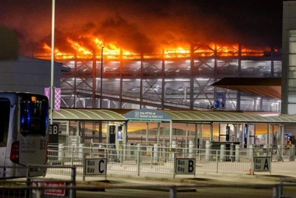 Aeroportul Heathrow din Londra, a fost închis din cauza unui incendiu uriaș. Mii de zboruri anulate. Video