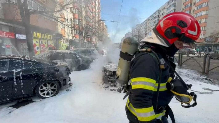 Incendiu de proporții în București. Cinci mașini au fost distruse de flăcări pe Calea Moșilor 