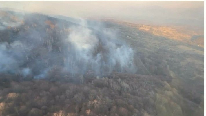 O aeronavă militară Spartan a intervenit pentru stingerea focului din Caraș-Severin. Video