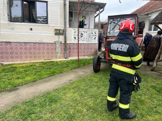 O femeie a murit intoxicată cu fum, după un incendiu izbucnit la locuinţa ei 