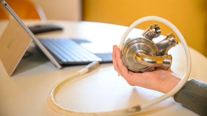 Un bărbat a trăit 100 de zile cu o inimă artificială din titan înainte de transplant. Dispozitivul ar putea salva milioane de vieți