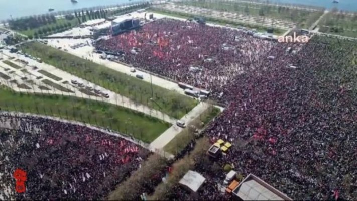 Este nebunie de străzile din Istanbul: Zeci de mii de oameni au ieșit în stradă