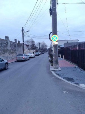 Pe o stradă din Km 5 nu poți să parchezi din cauza unui semn de circulație