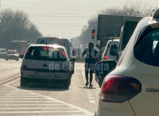 În loc să fie la școală, un adolescent stă cu mâna întinsă la semafor. Video