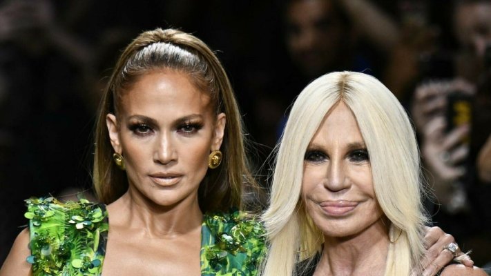 Jennifer Lopez, mesaj emoționant pentru Donatella Versace, care renunță la funcția de director creativ al brandului de lux