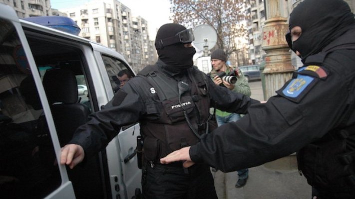 12 români aduși în țară pentru executare a unor pedepse privative de libertate sau mandate de arestare preventivă