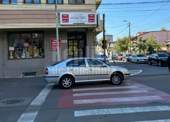 Îi vede cineva? Tot mai mulți șoferi parchează pe trecerile de pietoni!