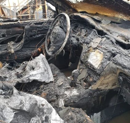 Tragedie în Buzău: Două cadavre găsite într-o maşină incendiată