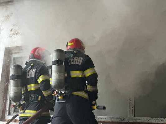 Incendiu într-un cămin studențesc: Etajul este inundat cu fum