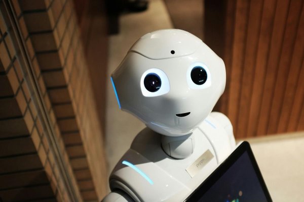 Robotul care ajută persoanele cu dizabilități să mănânce, testat cu succes în medii reale