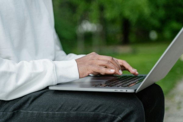 Medicii avertizează: Cât de periculos este simplul obicei de a ține laptopul în poală