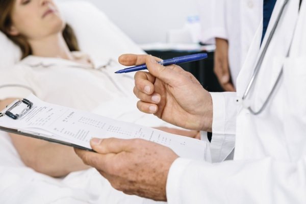 Colegiul Medicilor propune recunoașterea activității de gardă ca vechime în muncă