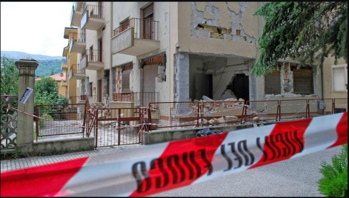 Panică în Napoli, din cauza unui cutremur umat de replici. Oamenii au ieșit pe străzi și au petrecut noaptea în mașini