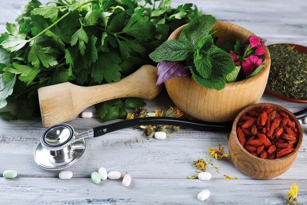 Instanța obligă Ministerul Sănătății să emită normele care reglementează medicina alternativă