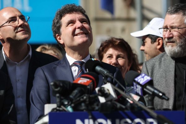 Doi oameni de afaceri investesc serios pentru a-l face președinte pe Nicușor Dan