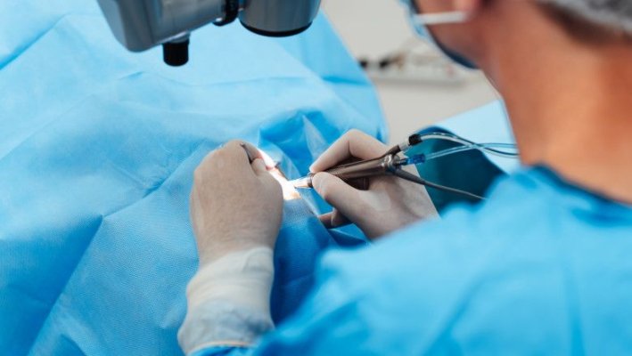 Intervenție rară: medicii redau vederea unor pacienți prin implantarea unui dinte în ochi