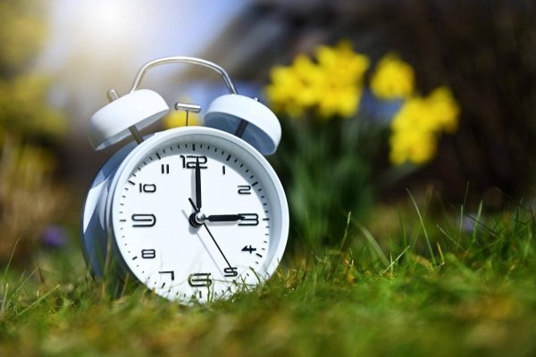 Românii trec în această noapte la ora de vară: ce servicii vor fi afectate