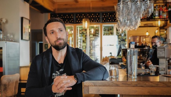 Scene de western în restaurantul lui Dani Oțil: Un bărbat l-a amenințat pe amicul său cu pistolul