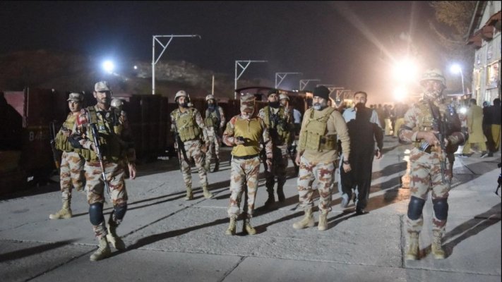 Tren cu peste 400 de persoane, deturnat în Pakistan. 155 de pasageri salvaţi