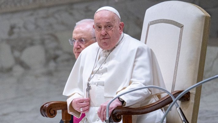 Papa Francisc a scăpat de ventilația mecanică