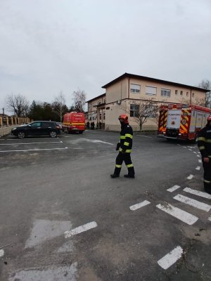 Școala din Cuza Vodă evacuată, după ce s-au curățat sălile de clasă cu clor